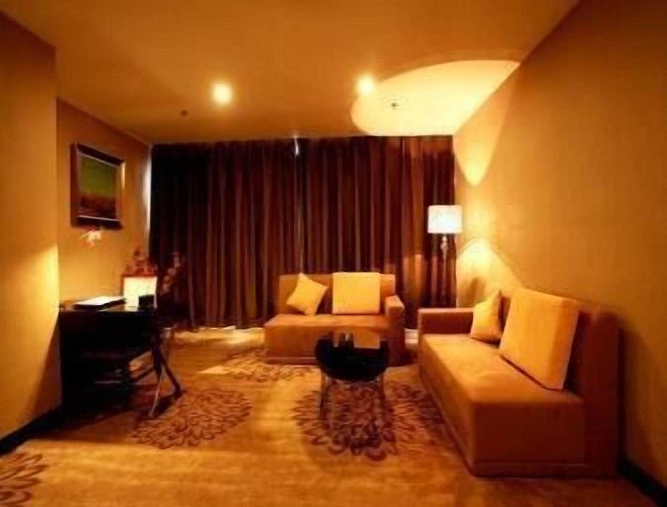 Отель Ramada Linyi North Экстерьер фото