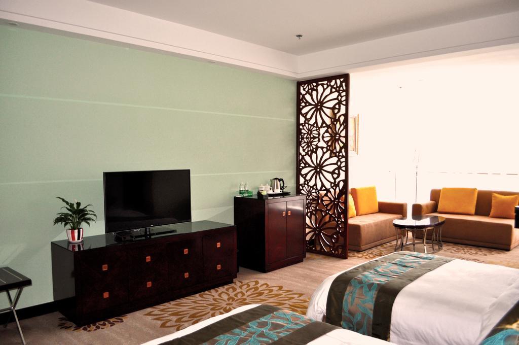 Отель Ramada Linyi North Экстерьер фото