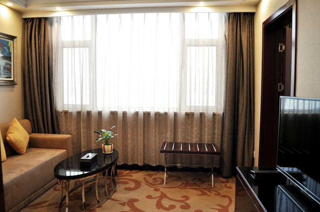 Отель Ramada Linyi North Экстерьер фото