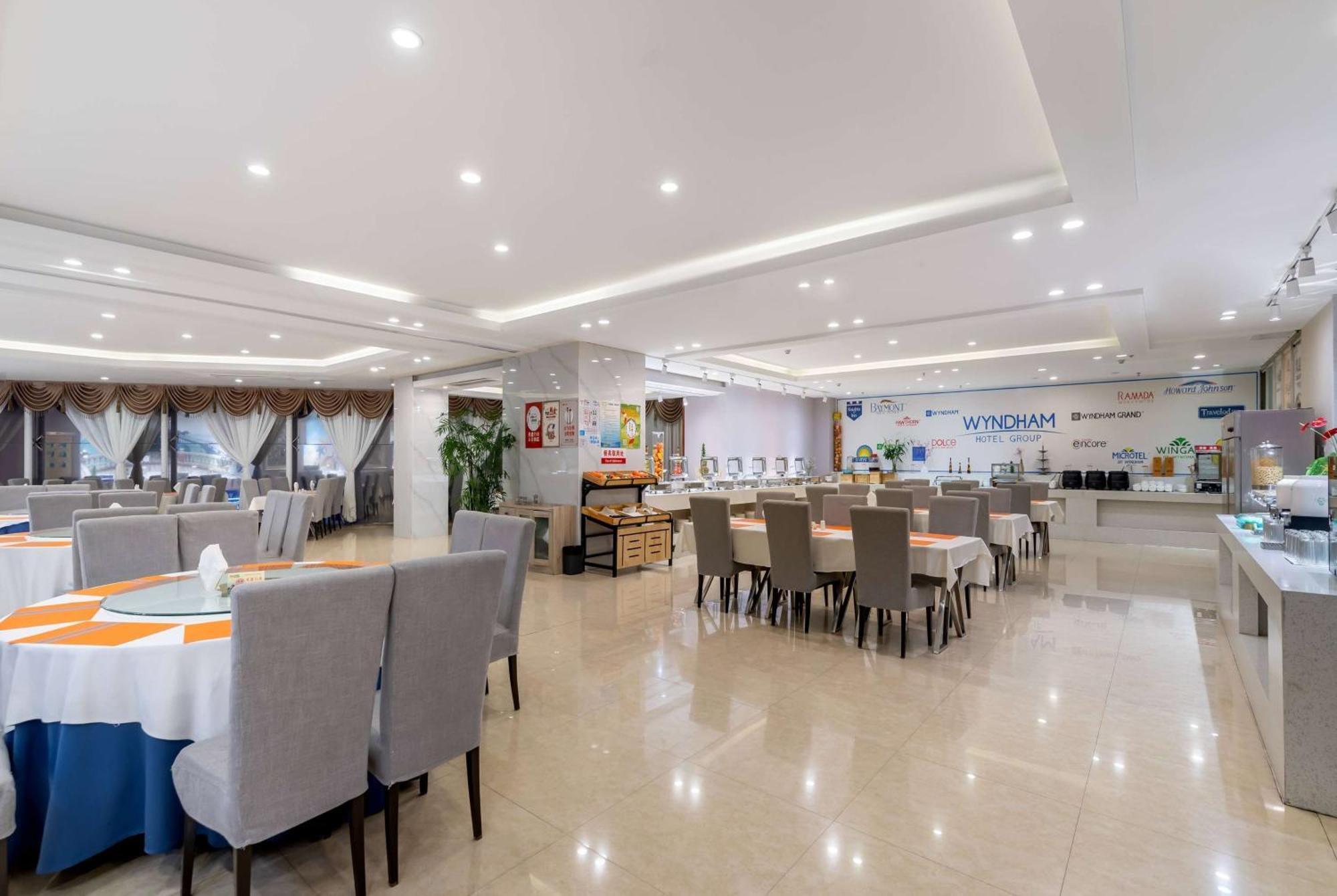 Отель Ramada Linyi North Экстерьер фото