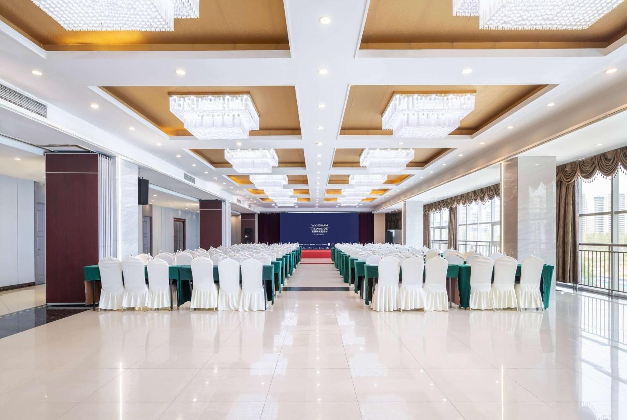 Отель Ramada Linyi North Экстерьер фото