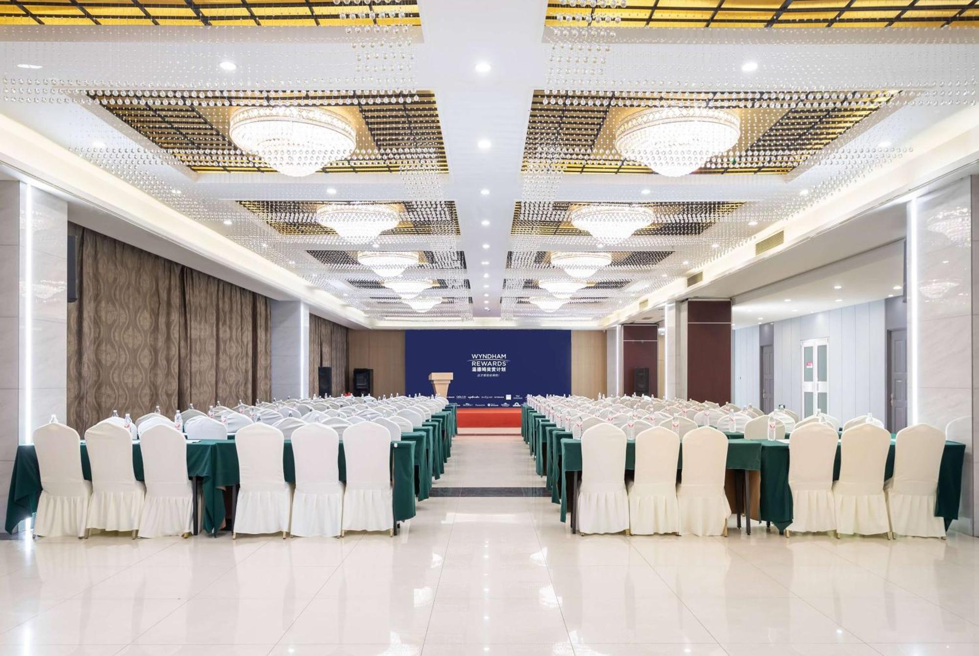 Отель Ramada Linyi North Экстерьер фото