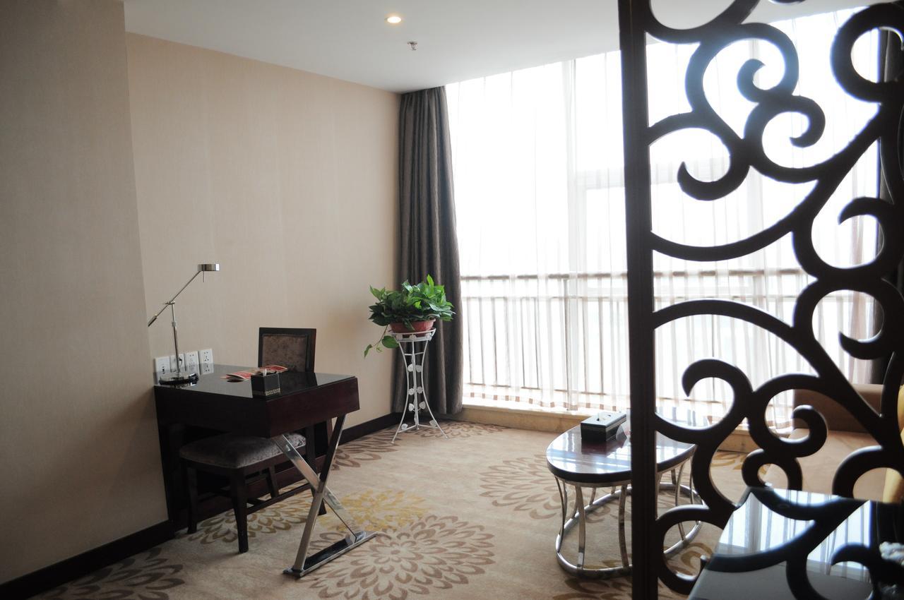 Отель Ramada Linyi North Экстерьер фото