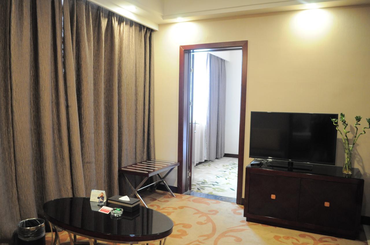 Отель Ramada Linyi North Экстерьер фото